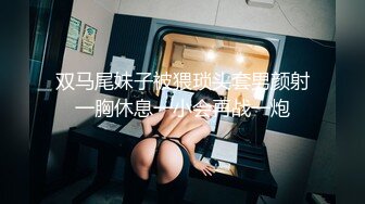 黑客破解监控偷拍 大热天的美女光着身子在床上看着小黄片抠B自摸