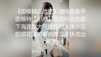 合租学妹让他的绿帽男友隔着门缝看我操他女友